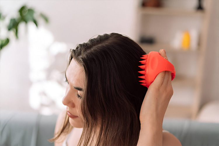 ماساژ پوست سر یکی از روش‌های مؤثر برای تقویت موها و تحریک رشد مجدد آن‌ها است.